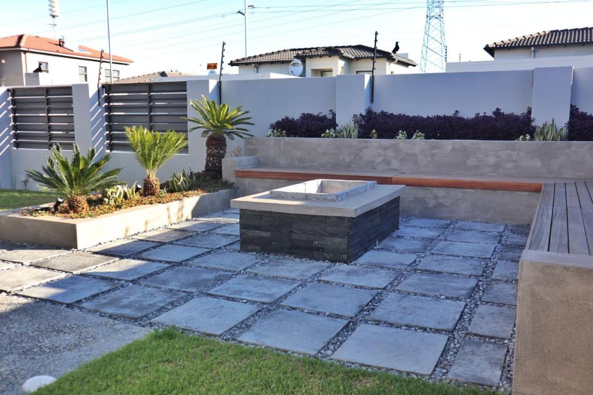 Exquisite Family Cape Pool And Fire Pitt Holiday home Cape Town