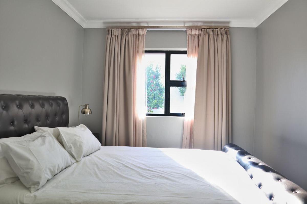 Exquisite Family Cape Pool And Fire Pitt Cape Town