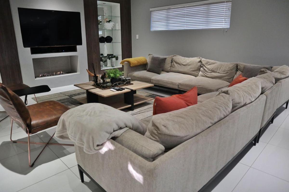 Exquisite Family Cape Pool And Fire Pitt * Cape Town