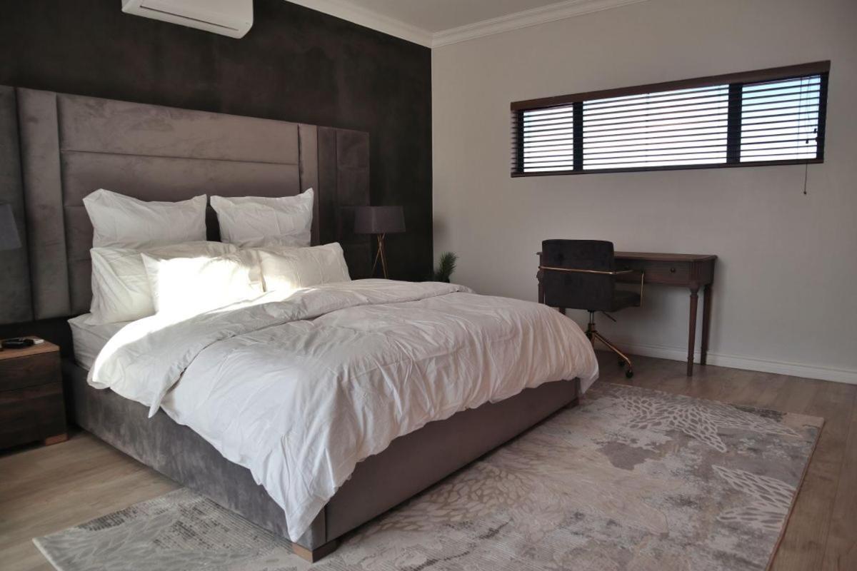 Exquisite Family Cape Pool And Fire Pitt Holiday home Cape Town